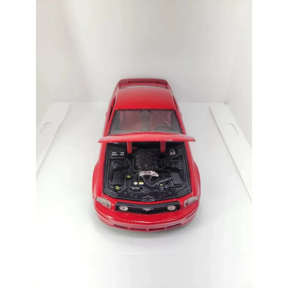 Maisto 2006 Ford Mustang GT Red 1:24 Diecast Model Car Opening Hood Doors
